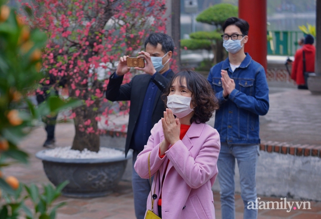 Hà Nội sáng mùng 1 Tết: Đường đông hơn mọi năm nhưng vẫn thênh thang yên bình đến lạ, người dân thong thả đạp xe, đi lễ đền Ngọc Sơn - Ảnh 19.