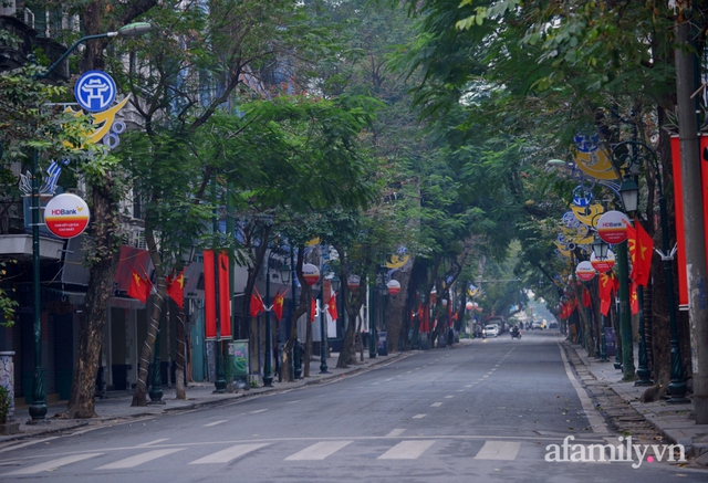 Hà Nội sáng mùng 1 Tết: Đường đông hơn mọi năm nhưng vẫn thênh thang yên bình đến lạ, người dân thong thả đạp xe, đi lễ đền Ngọc Sơn - Ảnh 3.