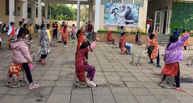 Không khí đón giao thừa tại trường tiểu học Xuân Phương, cái Tết đáng nhớ của thầy trò và phụ huynh trong khu cách ly  - Ảnh 4.