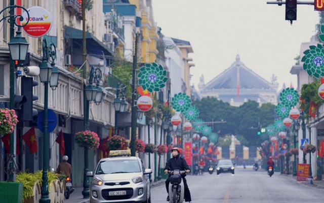 Hà Nội sáng mùng 1 Tết: Đường đông hơn mọi năm nhưng vẫn thênh thang yên bình đến lạ, người dân thong thả đạp xe, đi lễ đền Ngọc Sơn