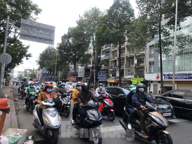 Sài Gòn nhộn nhịp trưa Mùng 1 Tết, dân đeo khẩu trang kín mít đi lễ chùa đầu năm - Ảnh 2.
