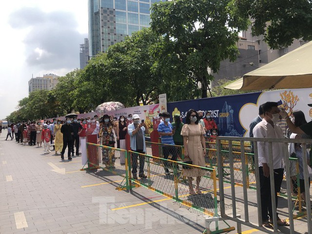 Sài Gòn nhộn nhịp trưa Mùng 1 Tết, dân đeo khẩu trang kín mít đi lễ chùa đầu năm - Ảnh 11.