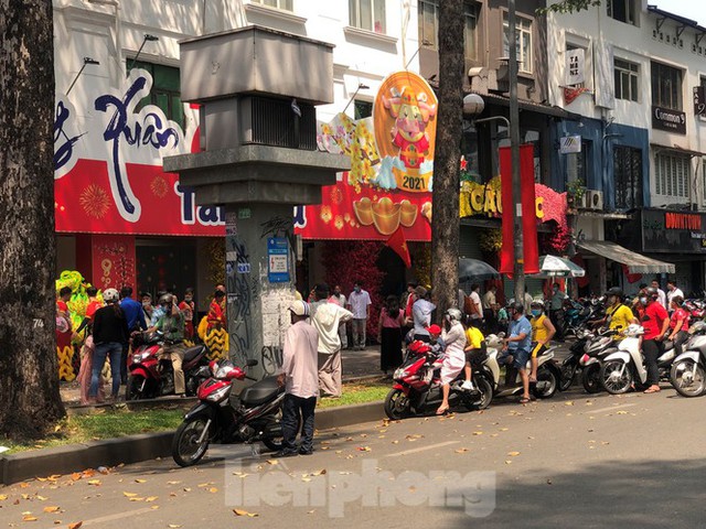 Sài Gòn nhộn nhịp trưa Mùng 1 Tết, dân đeo khẩu trang kín mít đi lễ chùa đầu năm - Ảnh 13.