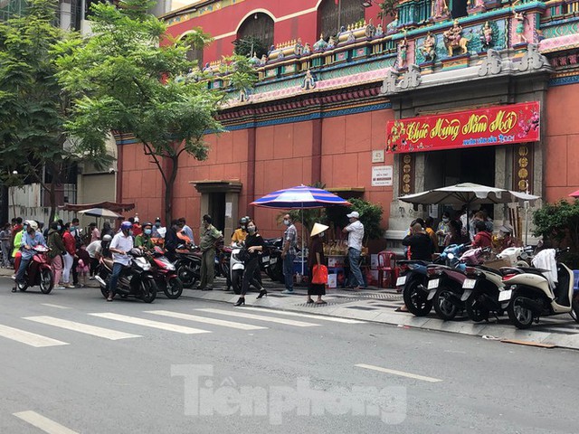 Sài Gòn nhộn nhịp trưa Mùng 1 Tết, dân đeo khẩu trang kín mít đi lễ chùa đầu năm - Ảnh 15.