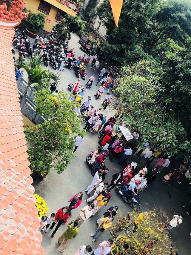 Sài Gòn nhộn nhịp trưa Mùng 1 Tết, dân đeo khẩu trang kín mít đi lễ chùa đầu năm - Ảnh 19.