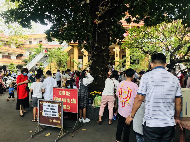 Sài Gòn nhộn nhịp trưa Mùng 1 Tết, dân đeo khẩu trang kín mít đi lễ chùa đầu năm - Ảnh 20.