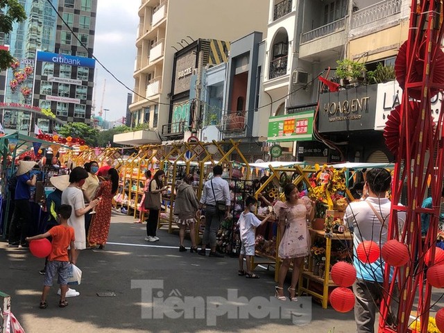 Sài Gòn nhộn nhịp trưa Mùng 1 Tết, dân đeo khẩu trang kín mít đi lễ chùa đầu năm - Ảnh 6.