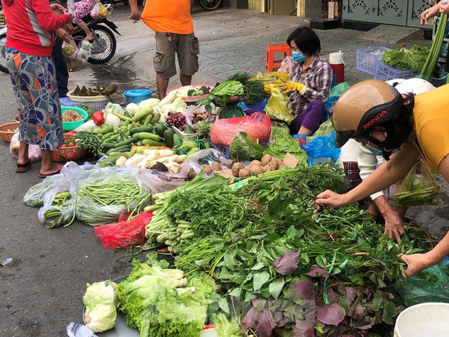 Sáng mùng 3 Tết, dân Sài Gòn xếp hàng vào siêu thị mua gà cúng - Ảnh 15.