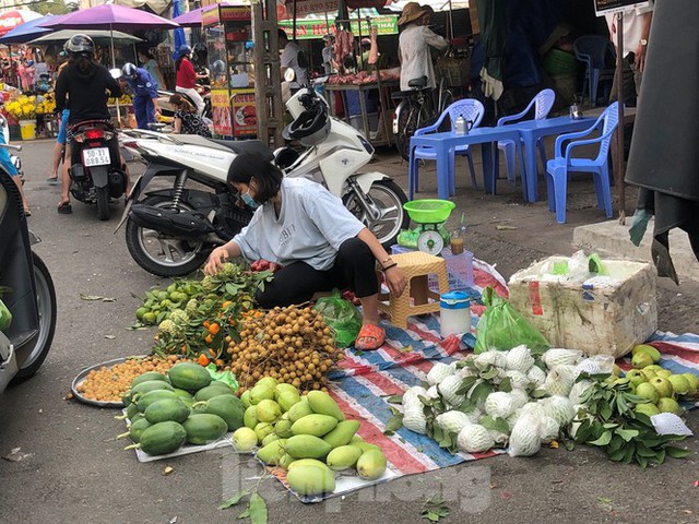 Sáng mùng 3 Tết, dân Sài Gòn xếp hàng vào siêu thị mua gà cúng - Ảnh 16.