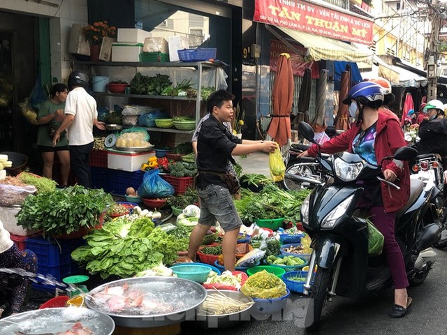 Sáng mùng 3 Tết, dân Sài Gòn xếp hàng vào siêu thị mua gà cúng - Ảnh 18.