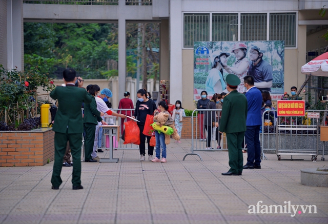 Niềm vui ngày mùng 3 Tết: Toàn bộ học sinh TH Xuân Phương còn lại hoàn thành cách ly, được nhận lì xì trước khi về nhà trong vòng tay cha mẹ - Ảnh 3.