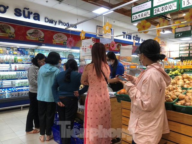 Sáng mùng 3 Tết, dân Sài Gòn xếp hàng vào siêu thị mua gà cúng - Ảnh 3.