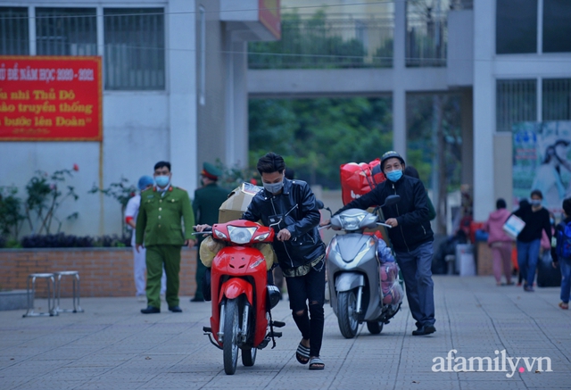 Niềm vui ngày mùng 3 Tết: Toàn bộ học sinh TH Xuân Phương còn lại hoàn thành cách ly, được nhận lì xì trước khi về nhà trong vòng tay cha mẹ - Ảnh 4.