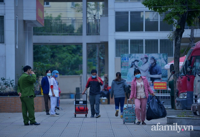 Niềm vui ngày mùng 3 Tết: Toàn bộ học sinh TH Xuân Phương còn lại hoàn thành cách ly, được nhận lì xì trước khi về nhà trong vòng tay cha mẹ - Ảnh 5.