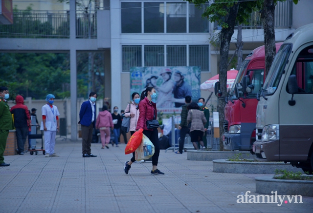 Niềm vui ngày mùng 3 Tết: Toàn bộ học sinh TH Xuân Phương còn lại hoàn thành cách ly, được nhận lì xì trước khi về nhà trong vòng tay cha mẹ - Ảnh 6.