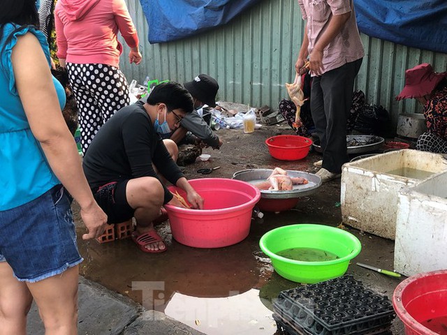 Sáng mùng 3 Tết, dân Sài Gòn xếp hàng vào siêu thị mua gà cúng - Ảnh 6.