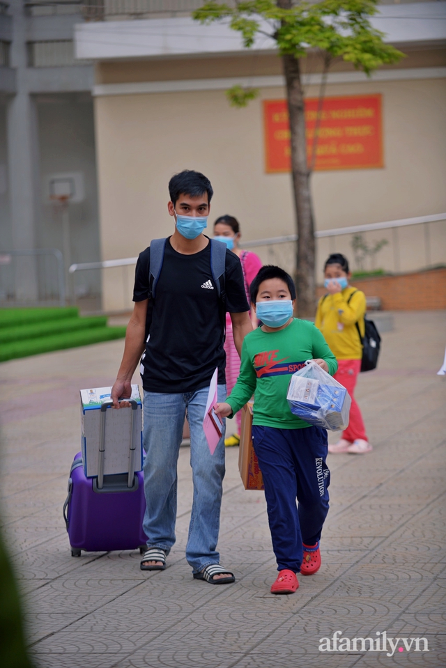 Niềm vui ngày mùng 3 Tết: Toàn bộ học sinh TH Xuân Phương còn lại hoàn thành cách ly, được nhận lì xì trước khi về nhà trong vòng tay cha mẹ - Ảnh 8.