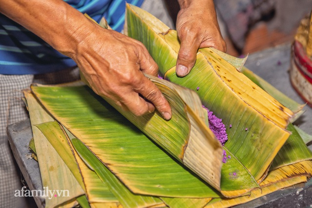 Chuyện nồi bánh tét lá cẩm do bà cụ 91 tuổi ở Cần Thơ sáng tạo, được báo nước ngoài liên tục ca ngợi, hơn 100 nơi làm theo mà vẫn không đâu sánh bằng nhờ nắm bí quyết gia truyền! - Ảnh 16.