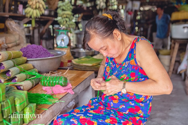 Chuyện nồi bánh tét lá cẩm do bà cụ 91 tuổi ở Cần Thơ sáng tạo, được báo nước ngoài liên tục ca ngợi, hơn 100 nơi làm theo mà vẫn không đâu sánh bằng nhờ nắm bí quyết gia truyền! - Ảnh 21.