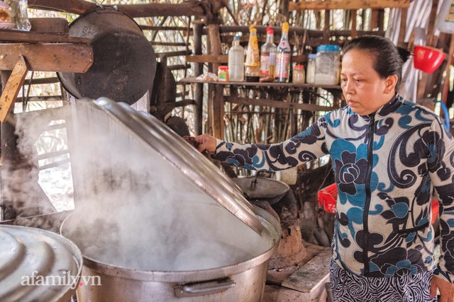 Chuyện nồi bánh tét lá cẩm do bà cụ 91 tuổi ở Cần Thơ sáng tạo, được báo nước ngoài liên tục ca ngợi, hơn 100 nơi làm theo mà vẫn không đâu sánh bằng nhờ nắm bí quyết gia truyền! - Ảnh 24.