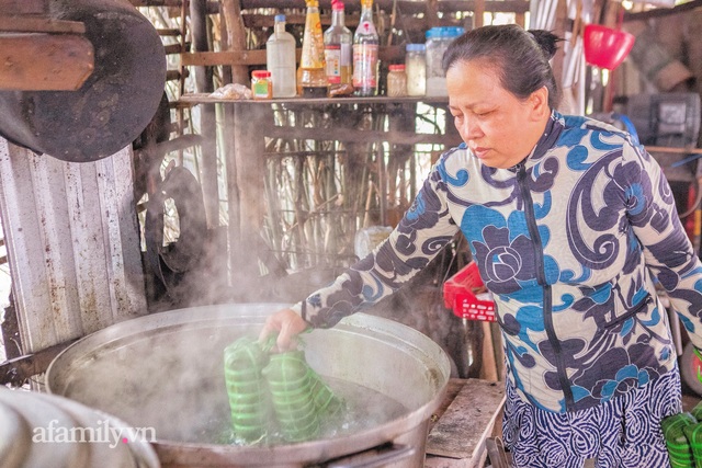 Chuyện nồi bánh tét lá cẩm do bà cụ 91 tuổi ở Cần Thơ sáng tạo, được báo nước ngoài liên tục ca ngợi, hơn 100 nơi làm theo mà vẫn không đâu sánh bằng nhờ nắm bí quyết gia truyền! - Ảnh 27.