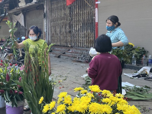 Đi chợ đầu năm: Hải sản tăng giá vùn vụt, hoa tươi rẻ hơn trước Tết ​ - Ảnh 7.