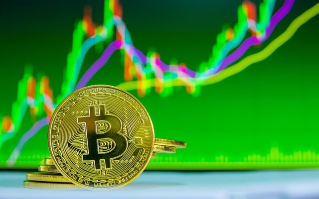 Bitcoin tăng bùng nổ, lần đầu tiên vượt mốc 50.000 USD
