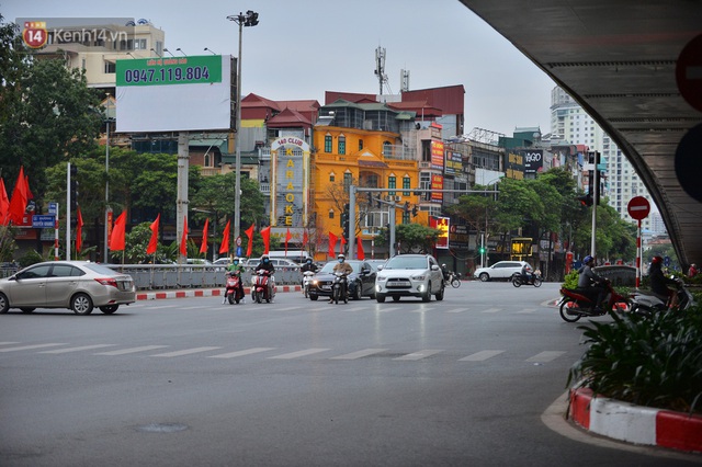 Hà Nội trong ngày làm việc đầu tiên của năm mới: Nhiều tuyến đường thông thoáng khác lạ, đường Nguyễn Trãi thất thủ - Ảnh 10.