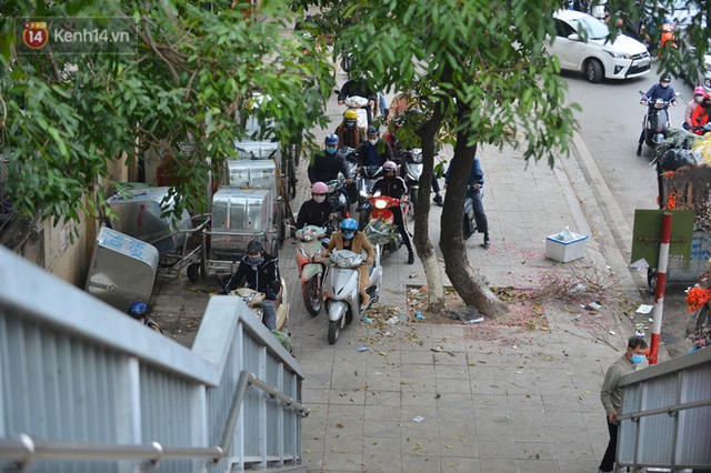 Hà Nội trong ngày làm việc đầu tiên của năm mới: Nhiều tuyến đường thông thoáng khác lạ, đường Nguyễn Trãi thất thủ - Ảnh 13.