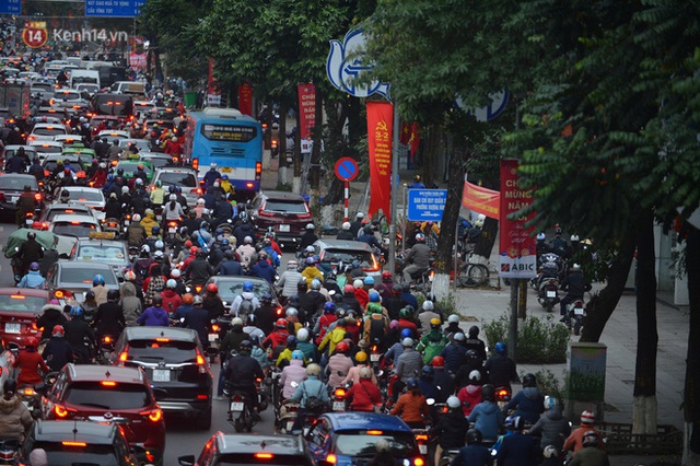 Hà Nội trong ngày làm việc đầu tiên của năm mới: Nhiều tuyến đường thông thoáng khác lạ, đường Nguyễn Trãi thất thủ - Ảnh 15.