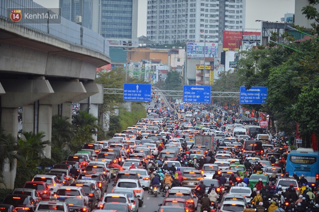 Hà Nội trong ngày làm việc đầu tiên của năm mới: Nhiều tuyến đường thông thoáng khác lạ, đường Nguyễn Trãi thất thủ - Ảnh 16.