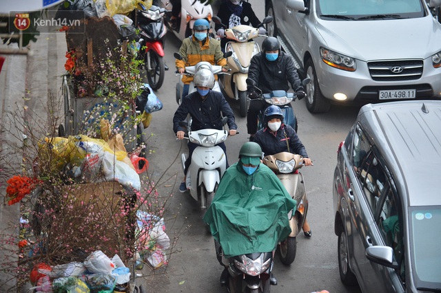 Hà Nội trong ngày làm việc đầu tiên của năm mới: Nhiều tuyến đường thông thoáng khác lạ, đường Nguyễn Trãi thất thủ - Ảnh 17.