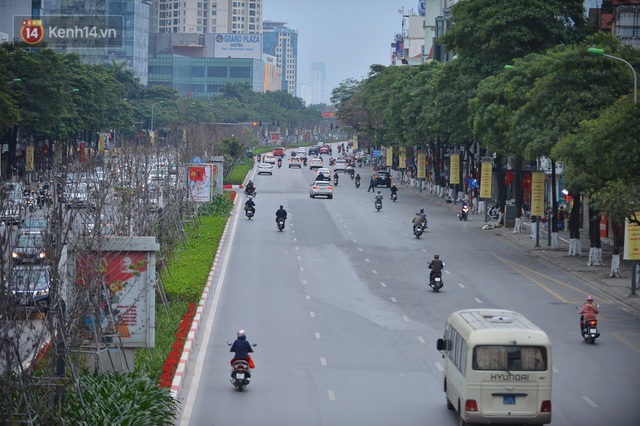 Hà Nội trong ngày làm việc đầu tiên của năm mới: Nhiều tuyến đường thông thoáng khác lạ, đường Nguyễn Trãi thất thủ - Ảnh 3.