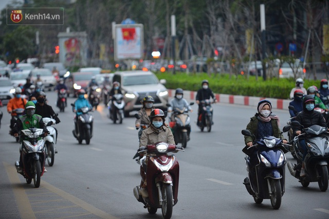 Hà Nội trong ngày làm việc đầu tiên của năm mới: Nhiều tuyến đường thông thoáng khác lạ, đường Nguyễn Trãi thất thủ - Ảnh 4.