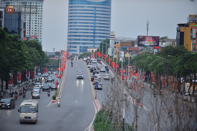 Hà Nội trong ngày làm việc đầu tiên của năm mới: Nhiều tuyến đường thông thoáng khác lạ, đường Nguyễn Trãi thất thủ - Ảnh 6.