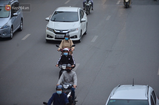 Hà Nội trong ngày làm việc đầu tiên của năm mới: Nhiều tuyến đường thông thoáng khác lạ, đường Nguyễn Trãi thất thủ - Ảnh 7.