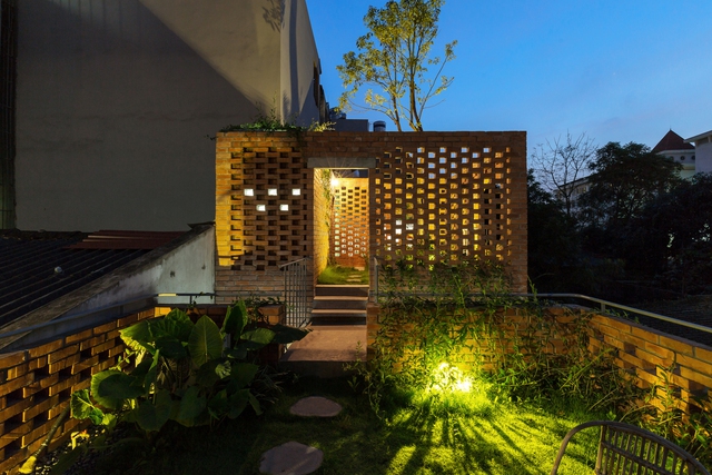 Ngôi nhà 64 m2 tại Hà Nội như một khu vườn với rau và cây ăn trái - Ảnh 10.