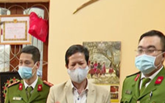 Đối tượng Sa Văn Khuyên (giữa). Ảnh Công an Sơn La