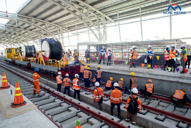  Thi công cấp điện toàn tuyến, metro số 1 gấp rút về đích  - Ảnh 3.