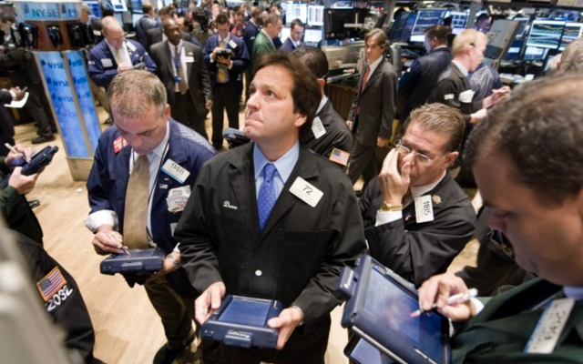 Nhà đầu tư thất vọng trước số liệu kinh tế mới, Dow Jones rời đỉnh lịch sử, có lúc mất hơn 300 điểm