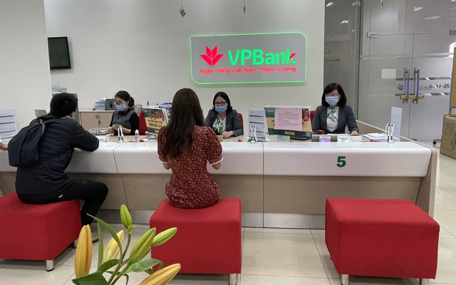 Khách hàng giao dịch tại VPBank Vũ Trọng Phụng (ảnh: Tùng Lâm)