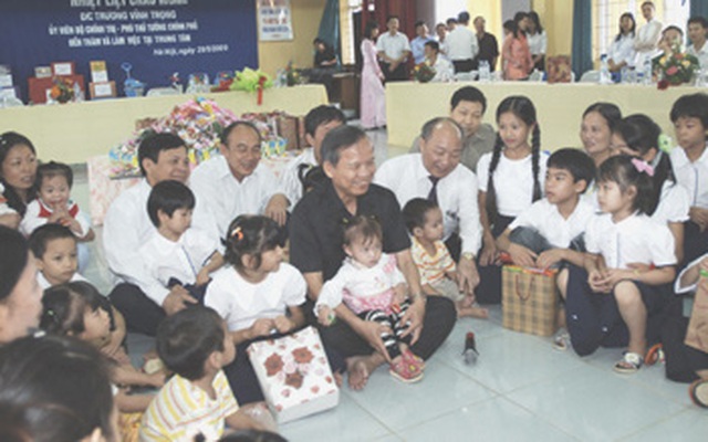 Phó Thủ tướng Trương Vĩnh Trọng thăm các cháu nhỏ không may mang trong mình vi rút HIV tại Trung tâm Giáo dục lao động số II Hà Nội ngày 1/6/2009. Ảnh: VGP/Nguyễn Hoàng
