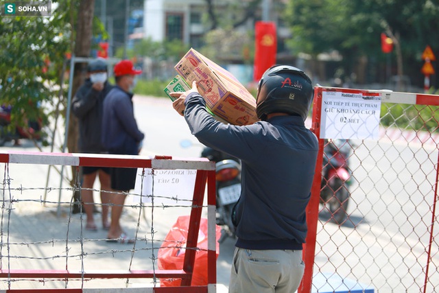  [Ảnh] Sinh viên đội nắng gắt chờ tiếp tế từ bên ngoài khu phong toả 3.000 dân ở Đại học Thủ Dầu Một - Ảnh 11.