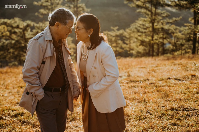 Bộ ảnh kỉ niệm 47 năm ngày cưới càng ngắm càng thấy tình của cặp đôi U80 tại Đà Lạt, khiến ai cũng ước ao có một tình yêu trọn đời ngát xanh - Ảnh 11.