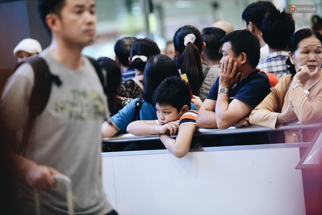 Chùm ảnh: Hình ảnh trái ngược ở ga quốc tế Tân Sơn Nhất trong năm nay và năm trước dịp gần Tết Nguyên đán - Ảnh 13.