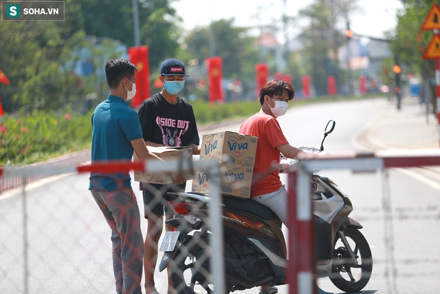  [Ảnh] Sinh viên đội nắng gắt chờ tiếp tế từ bên ngoài khu phong toả 3.000 dân ở Đại học Thủ Dầu Một - Ảnh 13.