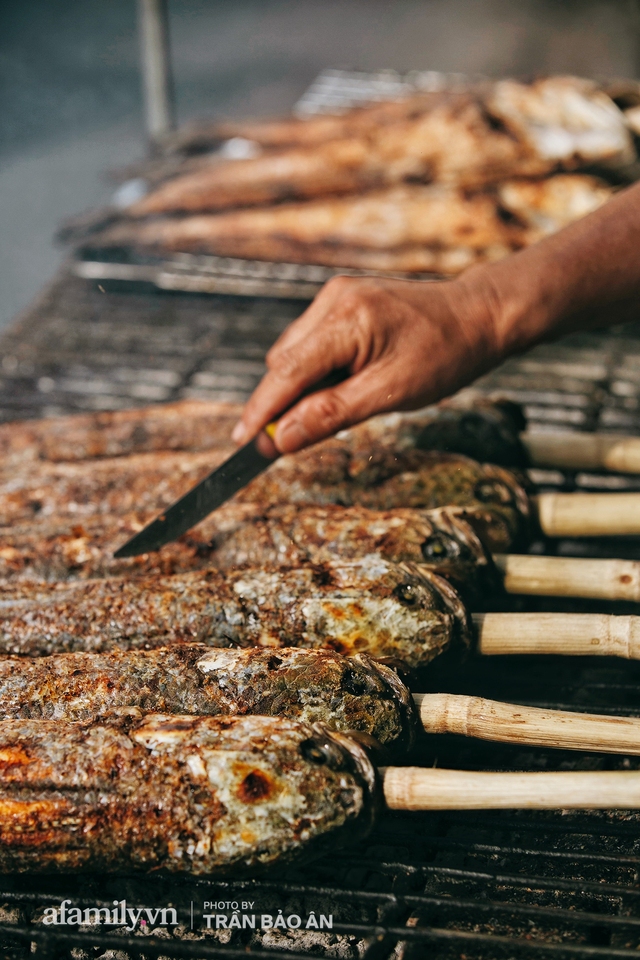 Đến tiệm bán mỗi ngày hơn 2.500 con cá lóc nướng mía, để biết món ăn này có gì đặc biệt mà người Sài Gòn năm nào cũng xếp hàng mang về cúng ông Táo!? - Ảnh 15.