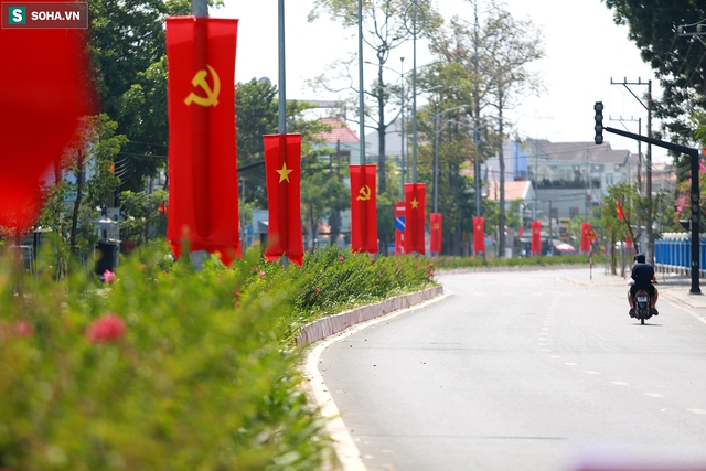  [Ảnh] Sinh viên đội nắng gắt chờ tiếp tế từ bên ngoài khu phong toả 3.000 dân ở Đại học Thủ Dầu Một - Ảnh 15.