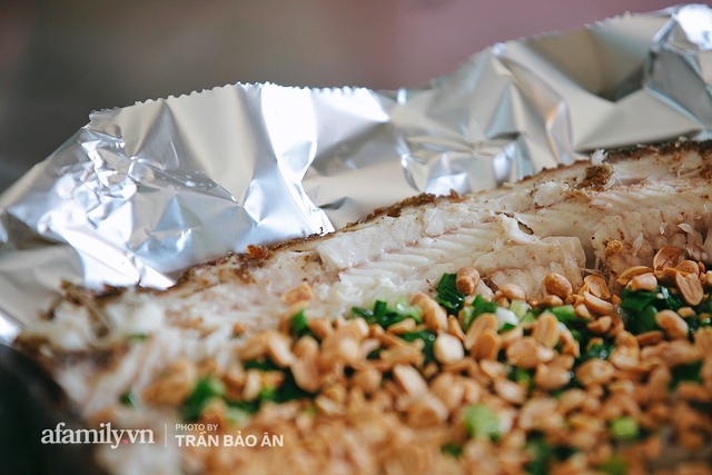 Đến tiệm bán mỗi ngày hơn 2.500 con cá lóc nướng mía, để biết món ăn này có gì đặc biệt mà người Sài Gòn năm nào cũng xếp hàng mang về cúng ông Táo!? - Ảnh 19.