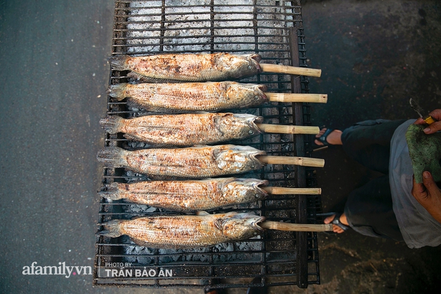 Đến tiệm bán mỗi ngày hơn 2.500 con cá lóc nướng mía, để biết món ăn này có gì đặc biệt mà người Sài Gòn năm nào cũng xếp hàng mang về cúng ông Táo!? - Ảnh 3.